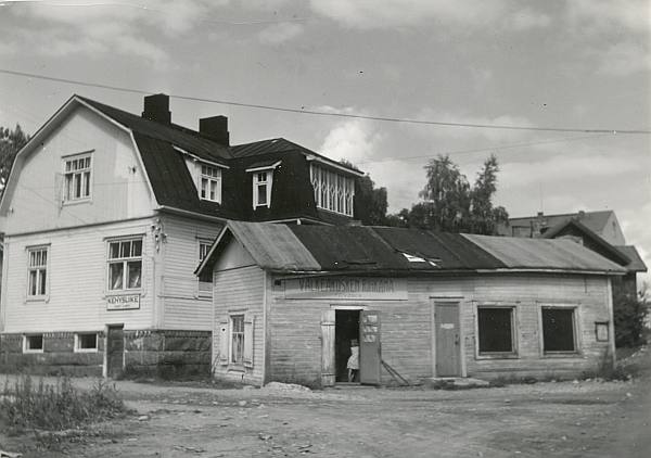 Etualalla Oskari Järvisen omistama "Kauppahuone" 1950