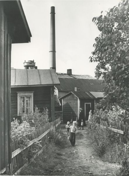 Liuttu-Jussin kujaa. Kuja on saanut nimensä Liuttu-Jussin eli ajuri Juho Renforsin mukaan. Särpyänmäen reunaa seuraillen kuja johti Seurahoneenkorven ohi nykyisen sairaalan risteyksen tietämille (Valkeakoski 2010).