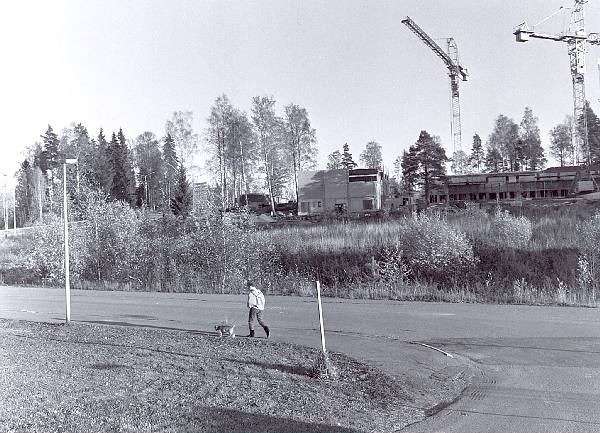 Naakan koulu rakenteilla Kaapelintien varrella vuonna 1986