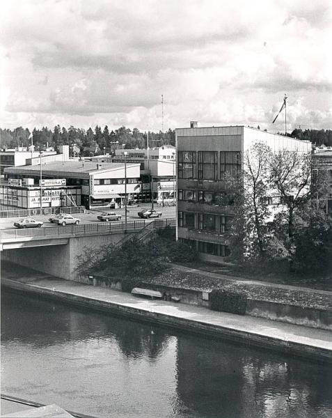 Oikealla kaupungintalo, vasemmalla Yhteistalo 1986