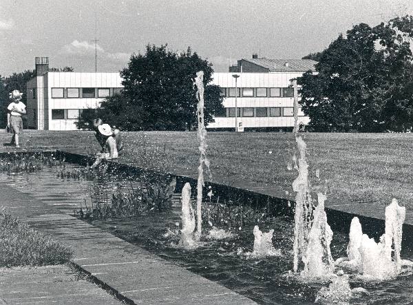 Itsenäisyydenpuisto, taustalla Valkeakoski-opisto