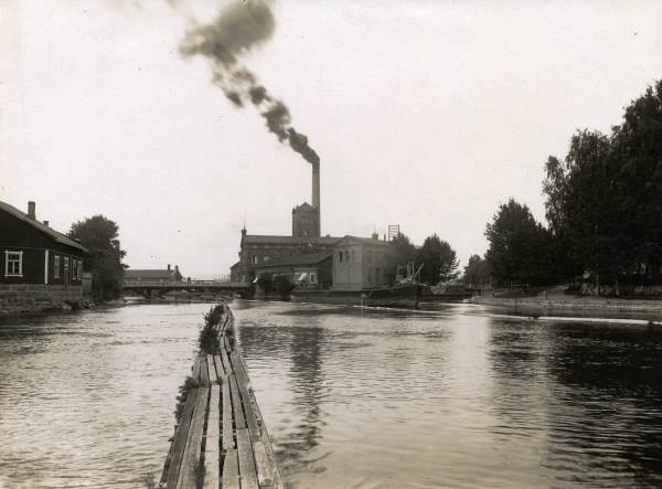 Näkymä yläkanavalta tehtaalle vuoden 1920 seuduilla