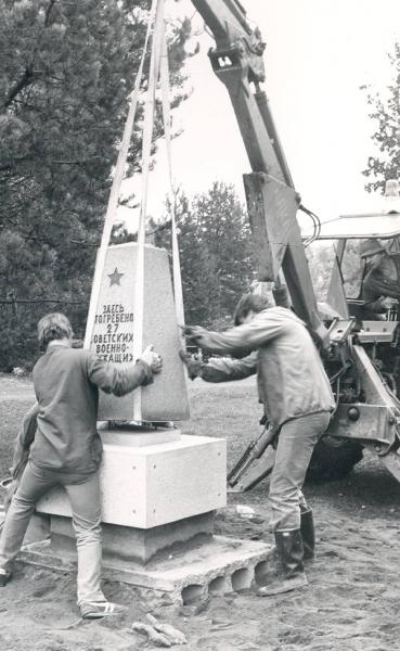 Neuvostoliittolaisten sotavankien muistomerkin pystytys Valkeakosken hautausmaalle 1960