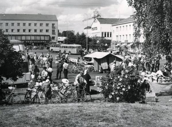 Torikauppaa ja linja-autoja 1964