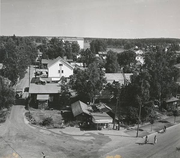 Valtakadun ja Valkeakoskenkadun kulmaa 1955